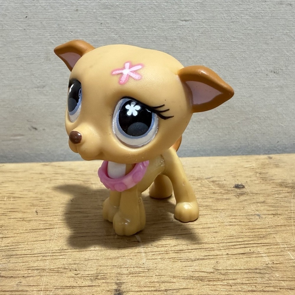 Hasbro Littlest Pet Shop Greyhound Dog #498 Authentic LPS Blue Eyes Blue Magnet